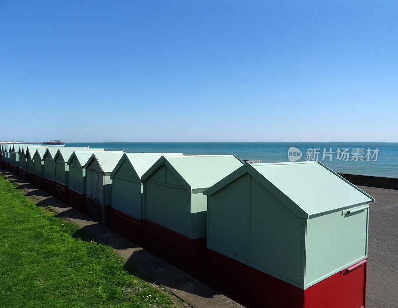 布赖顿海滨的绿色海滩小屋/粉刷棚屋